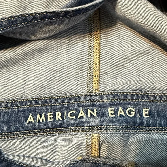 American Eagle Distressed Medium Wash Tomgirl Short Overalls Size L - Picture 3 of 5